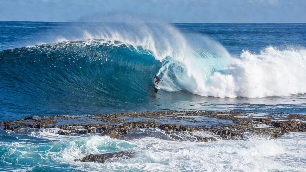Banzai Pipeline Hawaiian reef wave break